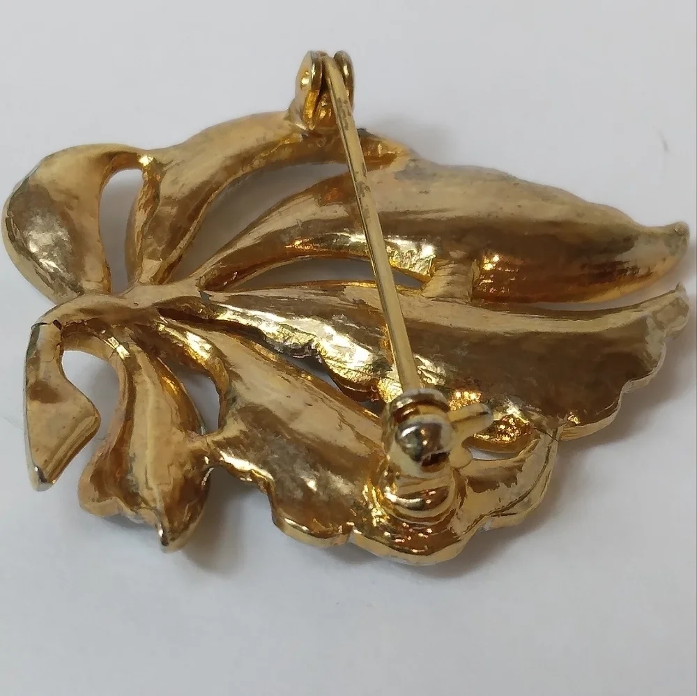 Vintage Unmarked Goltone and Silvertone Rolled Leaf Brooch